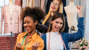 Estudantes de moda sorriem para a câmera