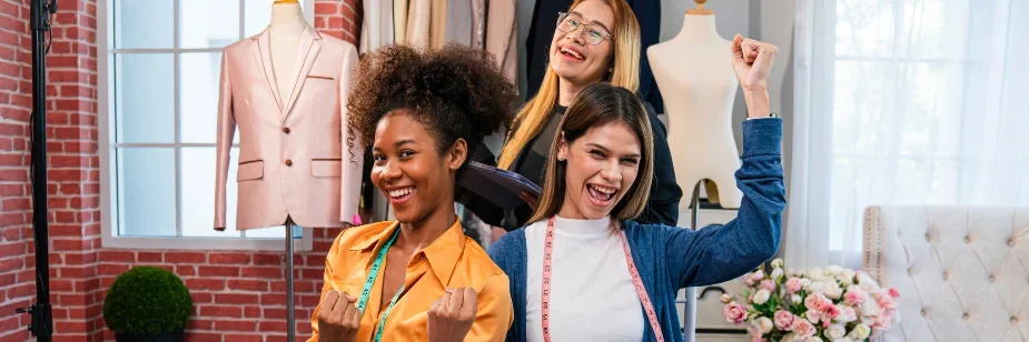 Estudantes de moda sorriem para a câmera